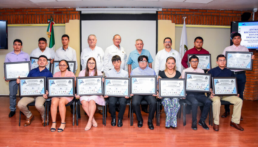 Entrega de Reconocimientos a alumnos con los mejores promedios de las carreras afines a nuestro colegio.