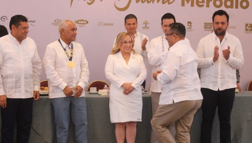 Entrega de la 𝗠𝗲𝗱𝗮𝗹𝗹𝗮 𝗮𝗹 𝗠𝗲́𝗿𝗶𝘁𝗼 𝗘𝗺𝗽𝗿𝗲𝘀𝗮𝗿𝗶𝗮𝗹 𝟮𝟬𝟮𝟱